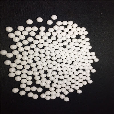 Perle ceramiche stridenti del silicato di zirconio intorno a bianco dell'avorio