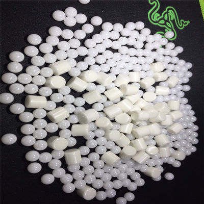 Perle ceramiche stridenti del silicato di zirconio intorno a bianco dell'avorio